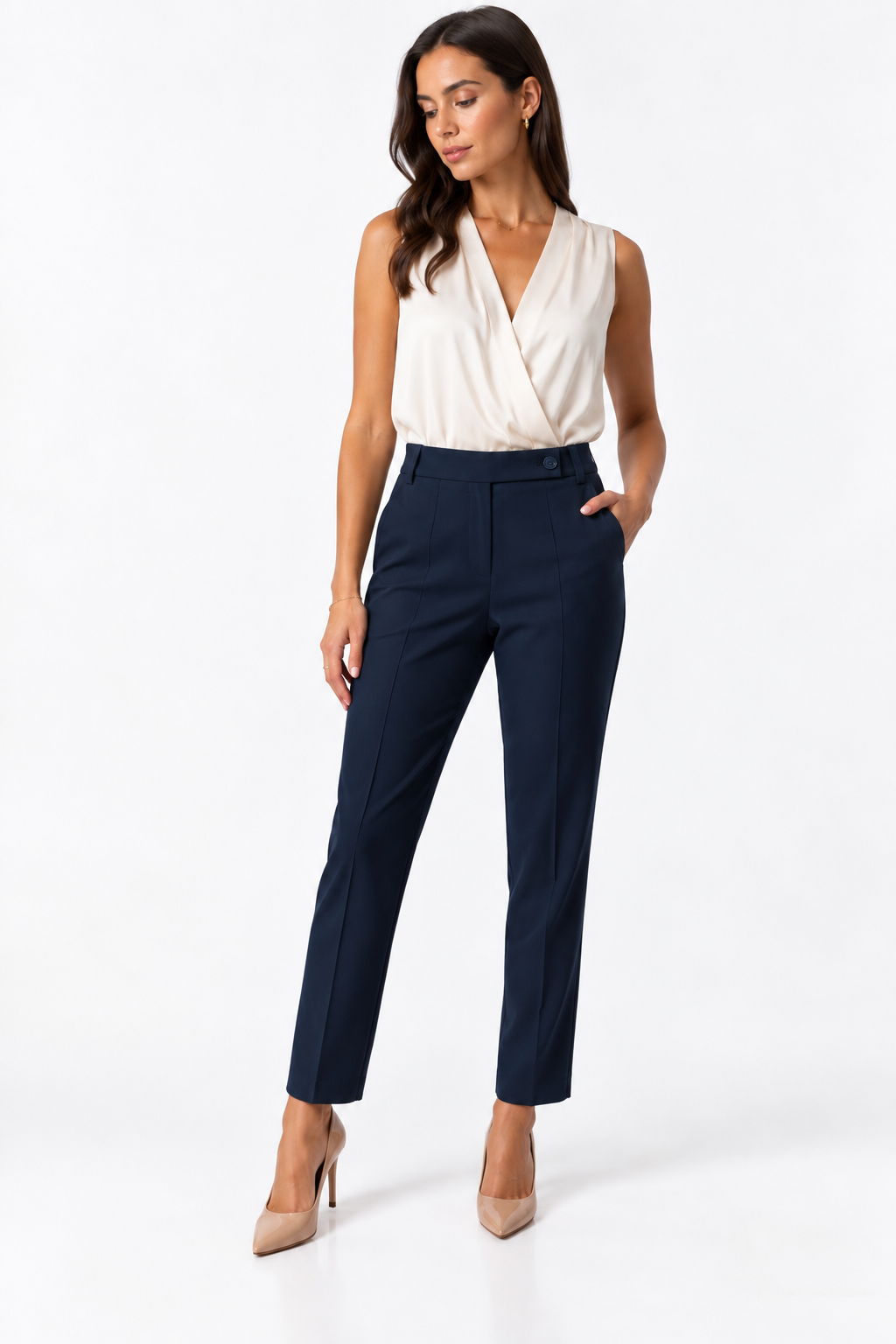 Pantalone donna invernale capri dark blu a vita alta con tasche laterali, vista frontale indossato