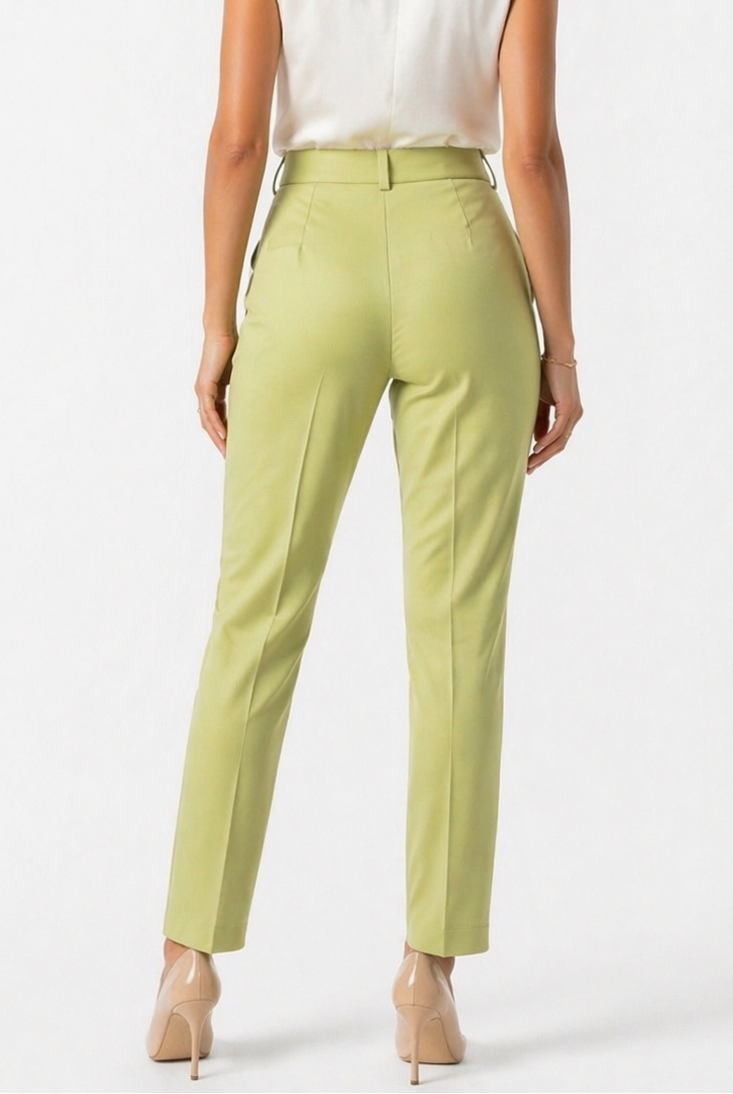 Pantalone capri donna vita alta colore verde chiaro con tasche a filo – vista posteriore indossato da modella - total look - Made in Italy Erica Bellucci
