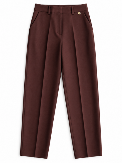 Pantalone donna sartoriale 026 color cioccolato non indossato, vista frontale con pieghe e tasche laterali.