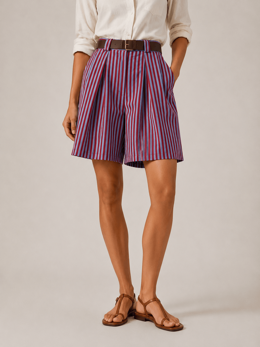 Bermuda donna righino viola e rosso con pince, cintura in pelle e sandali flat – look estivo elegante Frarò - indossato da modella - vista frontale.
