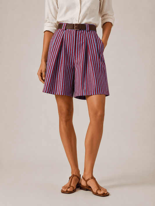 Bermuda donna righino viola e rosso con pince, cintura in pelle e sandali flat – look estivo elegante Frarò - indossato da modella - vista frontale.
