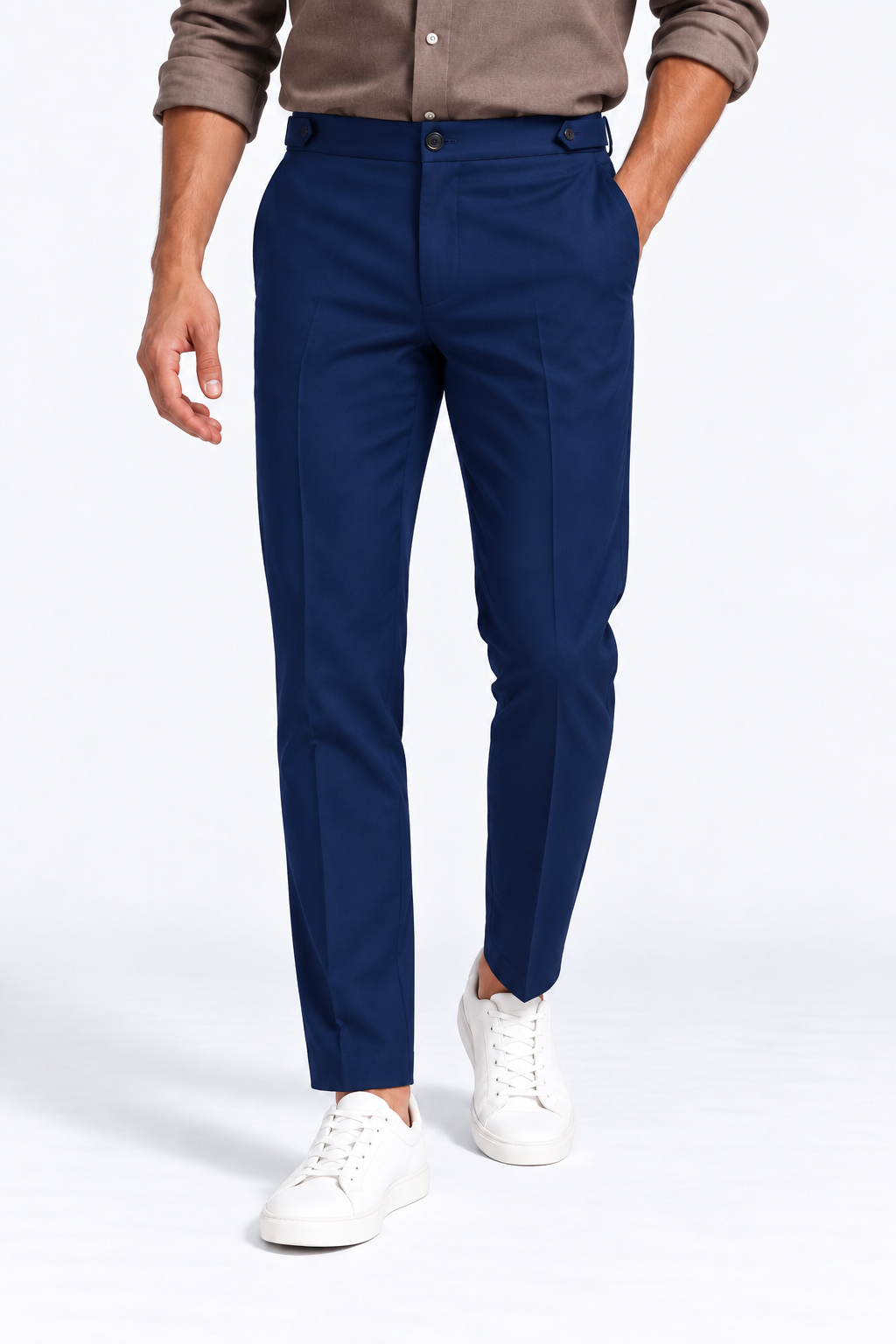 Pantalone uomo sartoriale Moro blu in punto Milano, indossato, vista frontale con fibbie laterali in vita.
