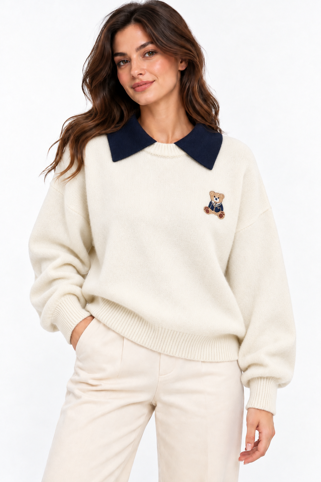 Maglione donna Teddy panna oversize, indossato frontalmente, con colletto blu scuro e ricamo orsetto sul petto.
