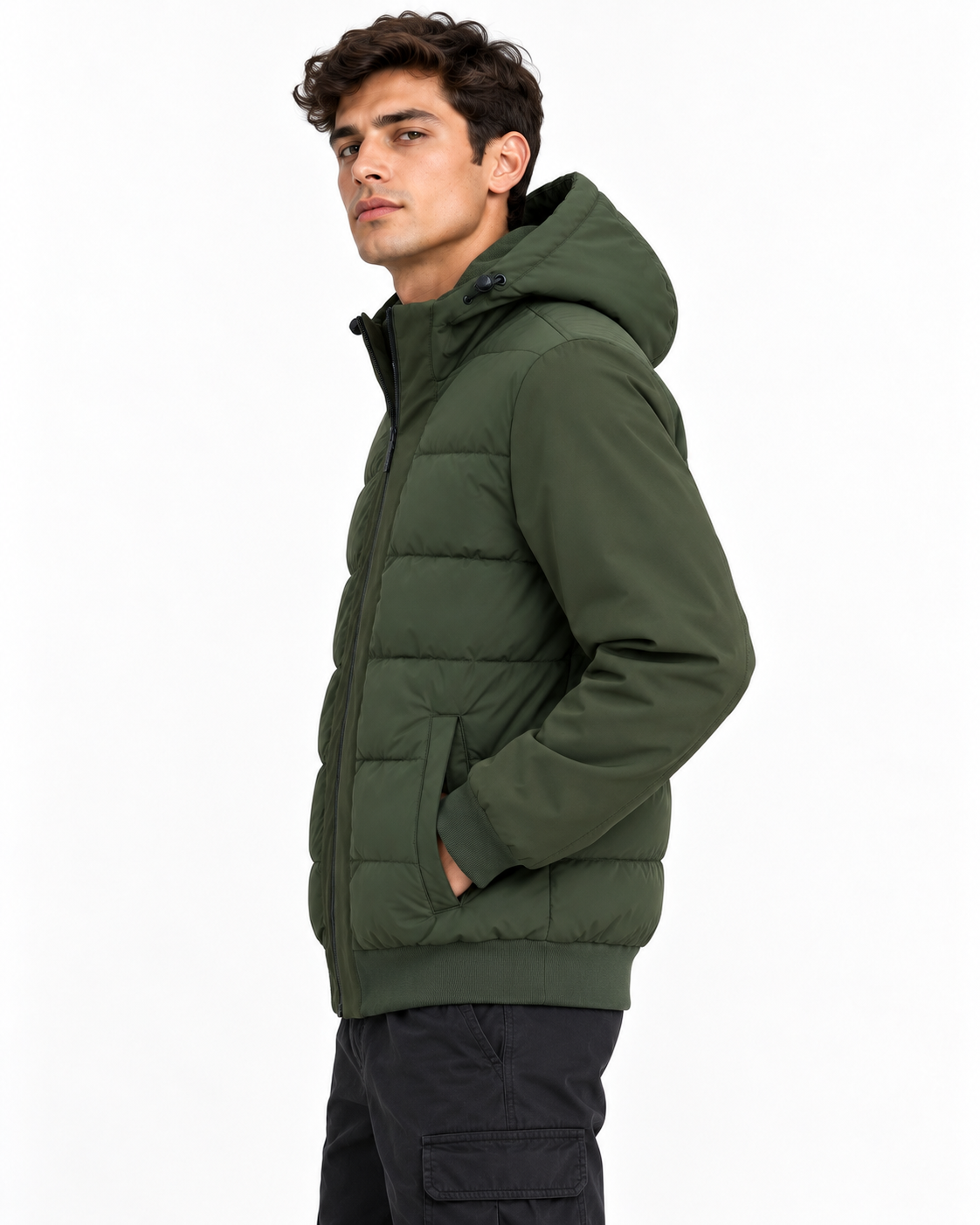 Piumino uomo Clark Tiffosi verde scuro indossato, vista laterale con cappuccio e polsini a costine.
