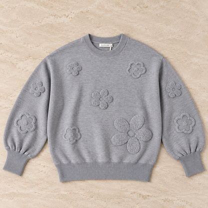 Maglia donna 622 Bluoltre grigia con fiori in rilievo e bordi a costine, vista frontale del capo steso