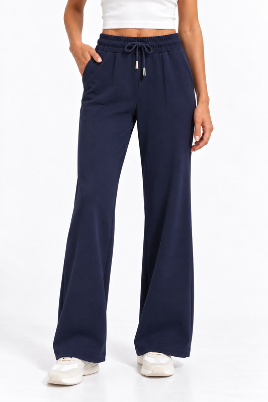  Pantalone donna wide leg blu scuro Ehnlè Milano indossato, vista frontale con vita elasticizzata e laccetto.