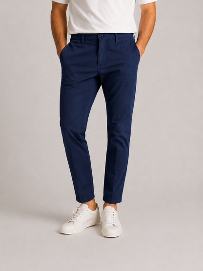 Pantalone twill uomo blu scuro – vestibilità regular fit, tasche americane, vista frontale indossato da modello - made in Italy – Frarò
