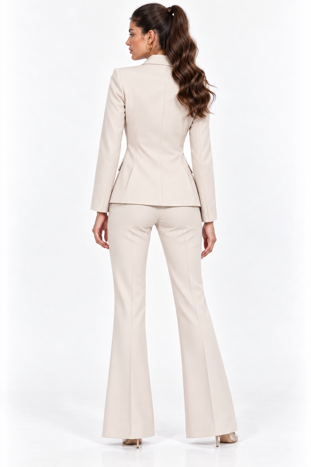Vista posteriore del tailleur donna Capri color burro con giacca sagomata e pantalone lungo a zampa