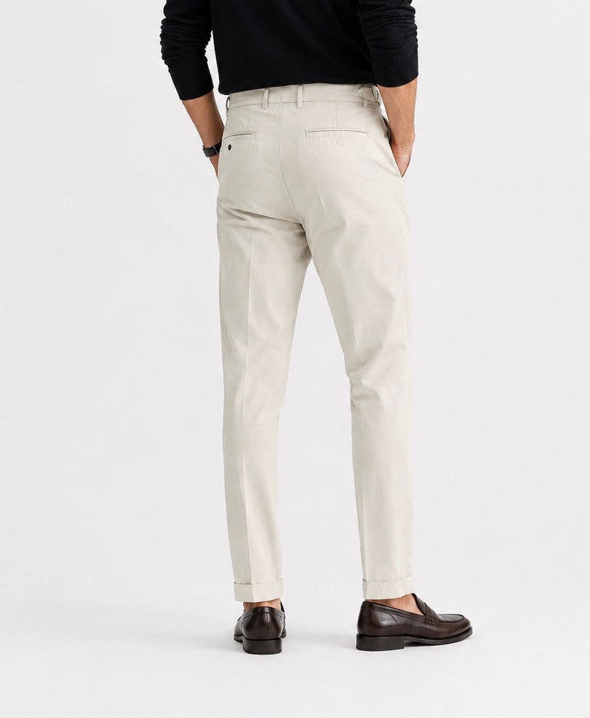 Vista posteriore indossato pantalone sartoriale uomo con fibbie beige con pince – vestibilità regolare MEJ Frarò