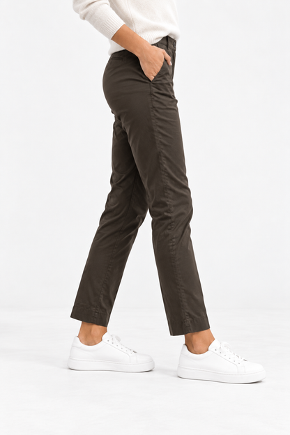 Pantalone donna Any color cioccolato indossato, vista laterale della vestibilità