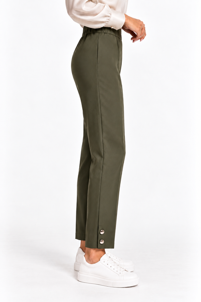 Pantalone Capri donna verde scuro indossato di profilo, con linea della gamba e bottoni sul fondo.