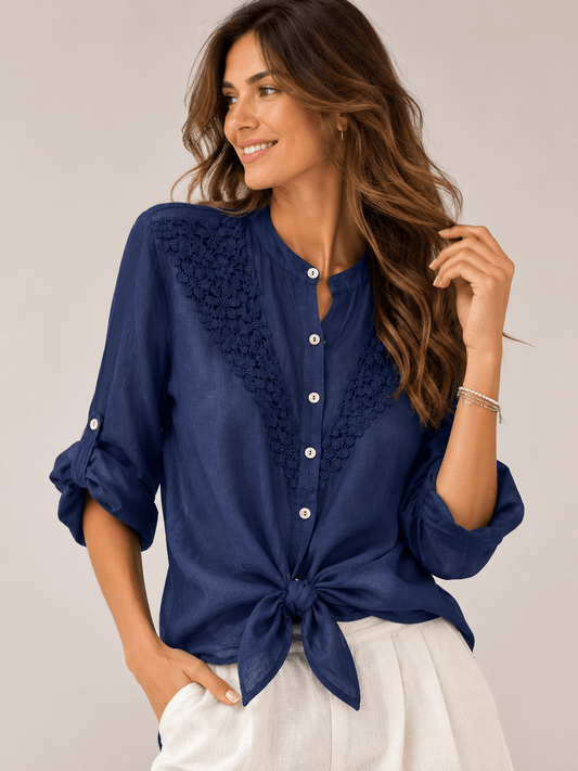 Camicia donna collo coreano manica 3/4 colore bluett in cotone leggero - indossata da modella - vista frontale - Made in Italy – Frarò
