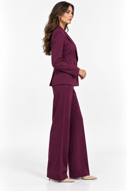 Tailleur donna bordeaux con giacca avvitata e pantalone palazzo, vista laterale
