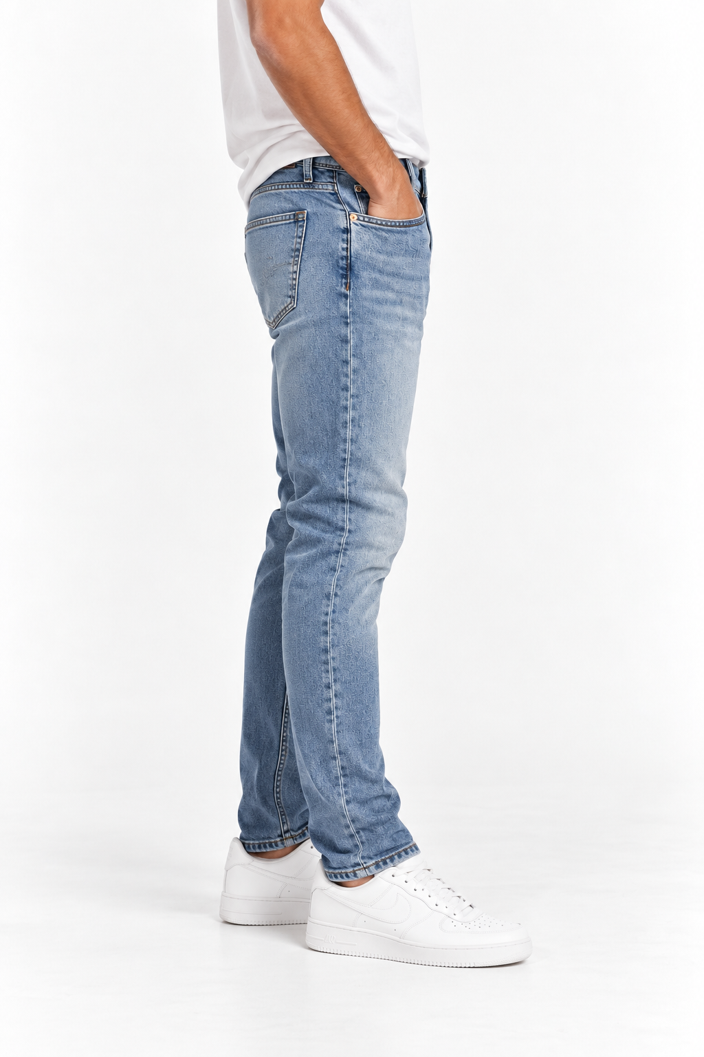 Jeans uomo Dylan_125 blu chiaro slim fit indossati, vista laterale con gamba affusolata e tasca posteriore.