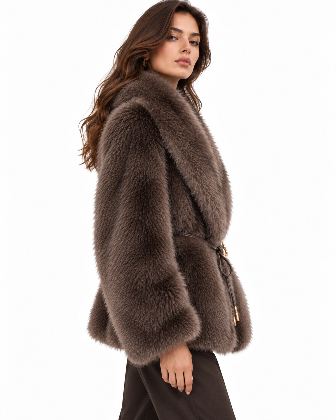 Eco pelliccia donna Moscovo Tiffosi marrone indossata di lato, con maniche lunghe e cintura.