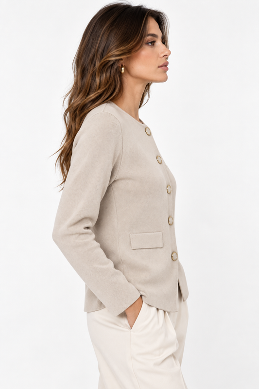 Cardigan donna beige in maglia visto di profilo, con girocollo, bottoni frontali, manica lunga e taschino decorativo