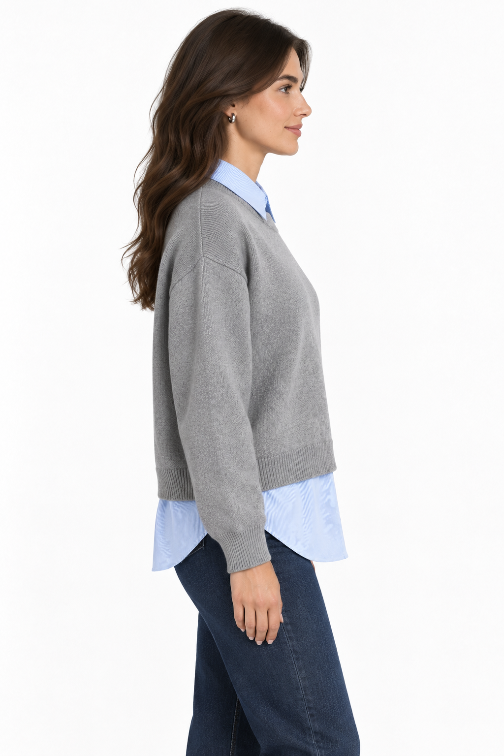 Maglione donna Mixed Tiffosi grigio chiaro, vista laterale della vestibilità oversize e dell’inserto camicia.