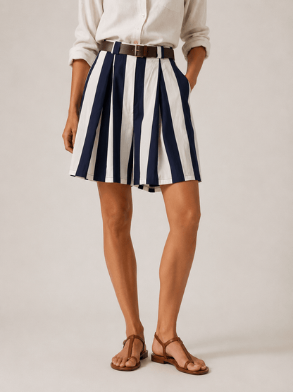 Bermuda donna a righe larghe blu navy e bianco con pince, cintura in pelle e sandali flat – look estivo indossato da modella - Frarò

