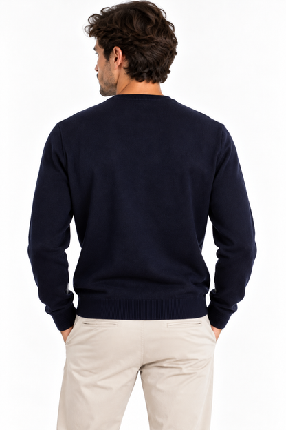 Retro del maglione uomo Moro blu scuro in tinta unita, indossato, con fondo e polsini a costine.
