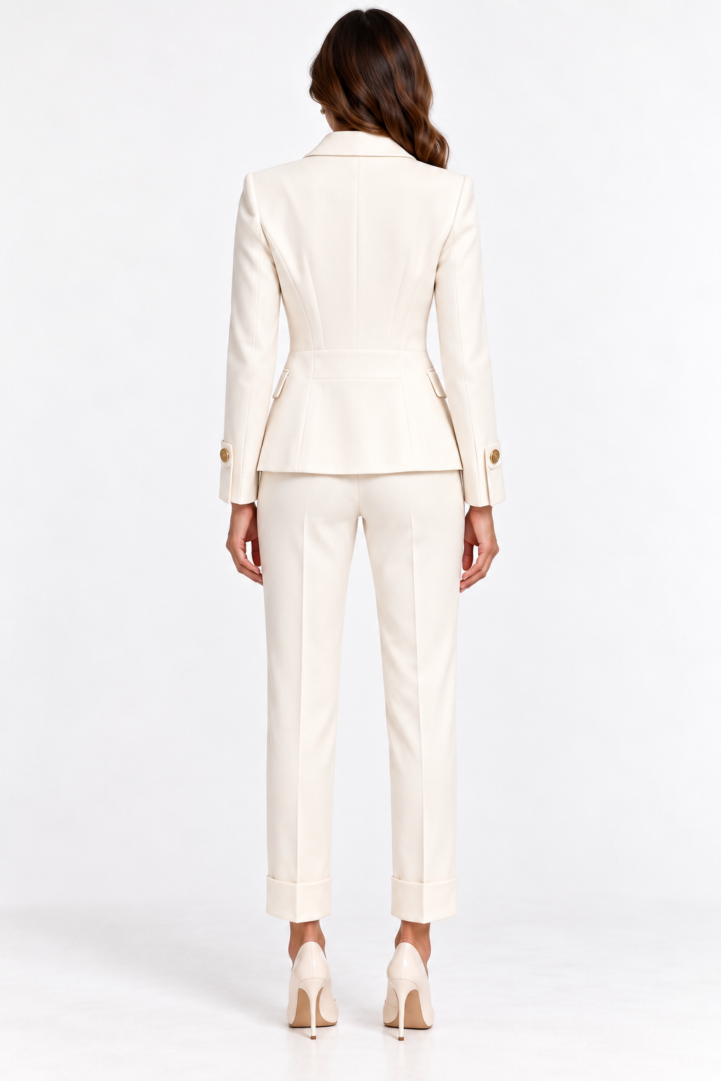 Tailleur donna Aletta panna indossato, vista posteriore della giacca sagomata e del pantalone alla caviglia.