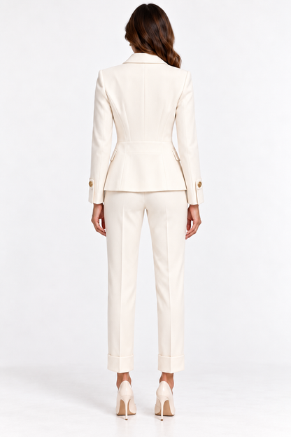Tailleur donna Aletta panna indossato, vista posteriore della giacca sagomata e del pantalone alla caviglia.