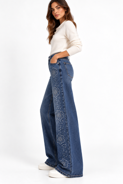 Jeans donna Bonnye_71 indossati di profilo, con fiori in borchie lungo la gamba