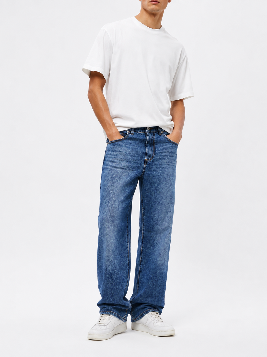 Jeans uomo gamba larga denim premium Made in Italy - total look  indossato da modello, con t-shirt bianca in abbinato