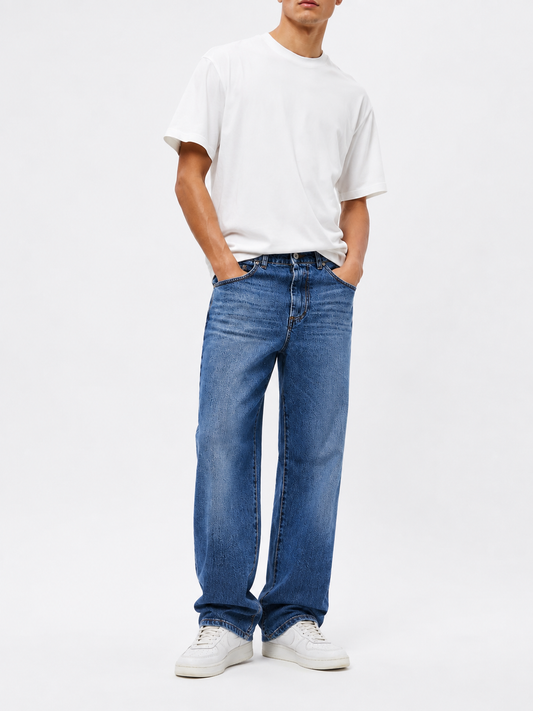 Jeans uomo gamba larga denim premium Made in Italy - total look  indossato da modello, con t-shirt bianca in abbinato