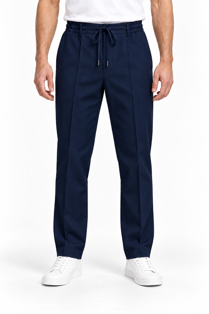 Pantalone uomo punto Milano blu scuro, indossato frontalmente, con vita elasticizzata e laccetto.