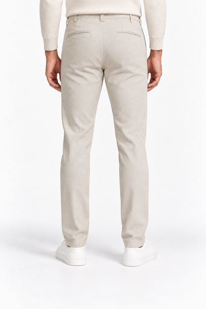 Pantalone uomo in fustagna spigata beige chiaro, vista posteriore indossato con tasche a filetto.