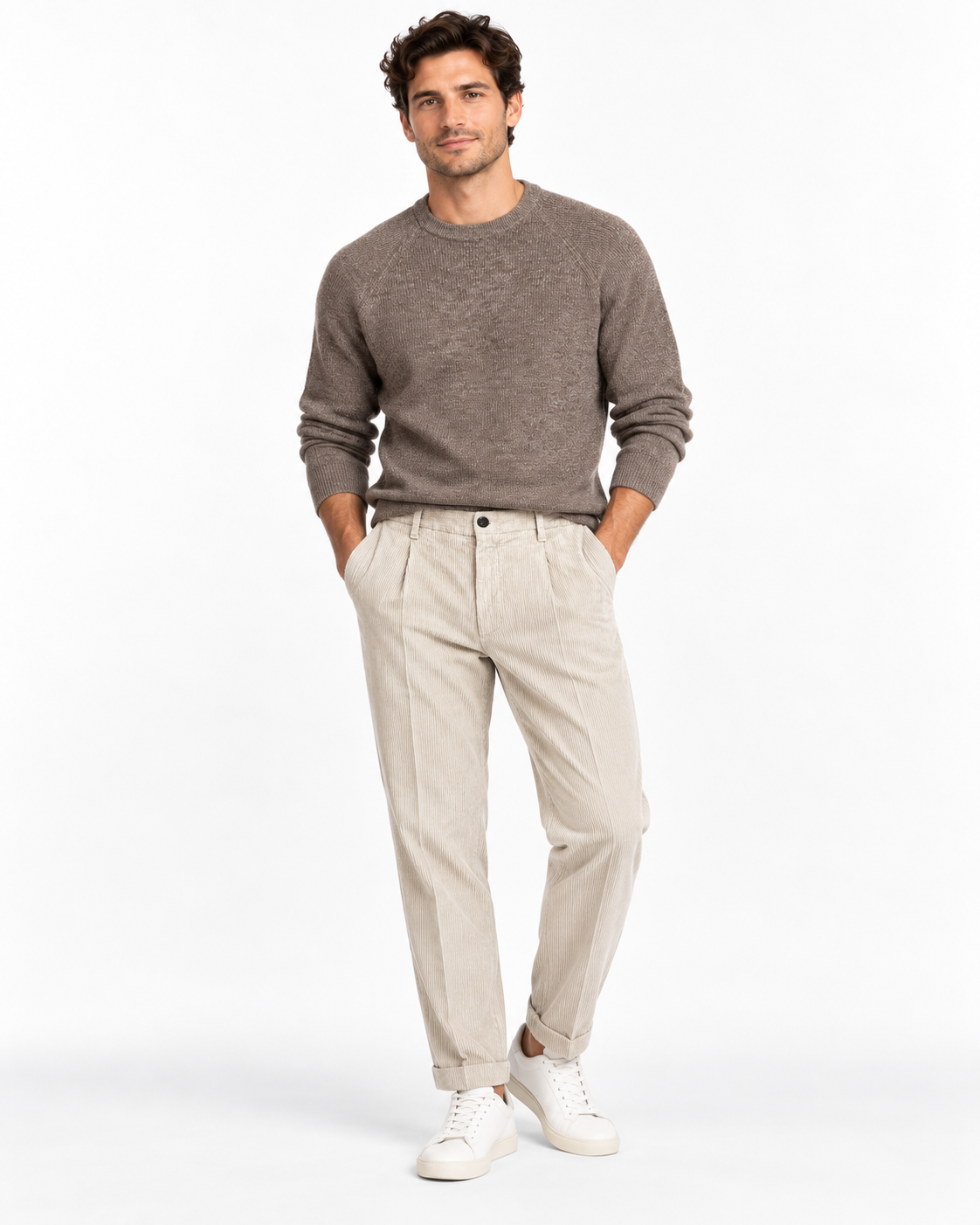Pantalone uomo in velluto beige Moro 2586 indossato con maglione tortora e sneakers bianche, figura intera.