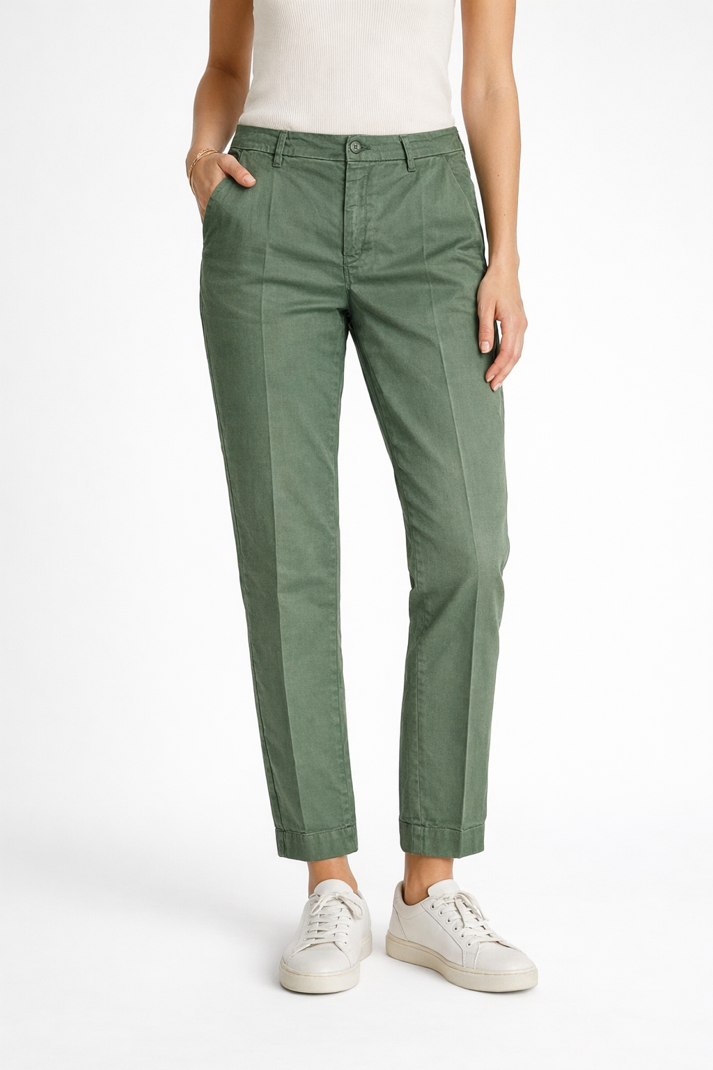 "Pantalone Any donna in cotone Capri colore militare, vista frontale indossato da modella"
