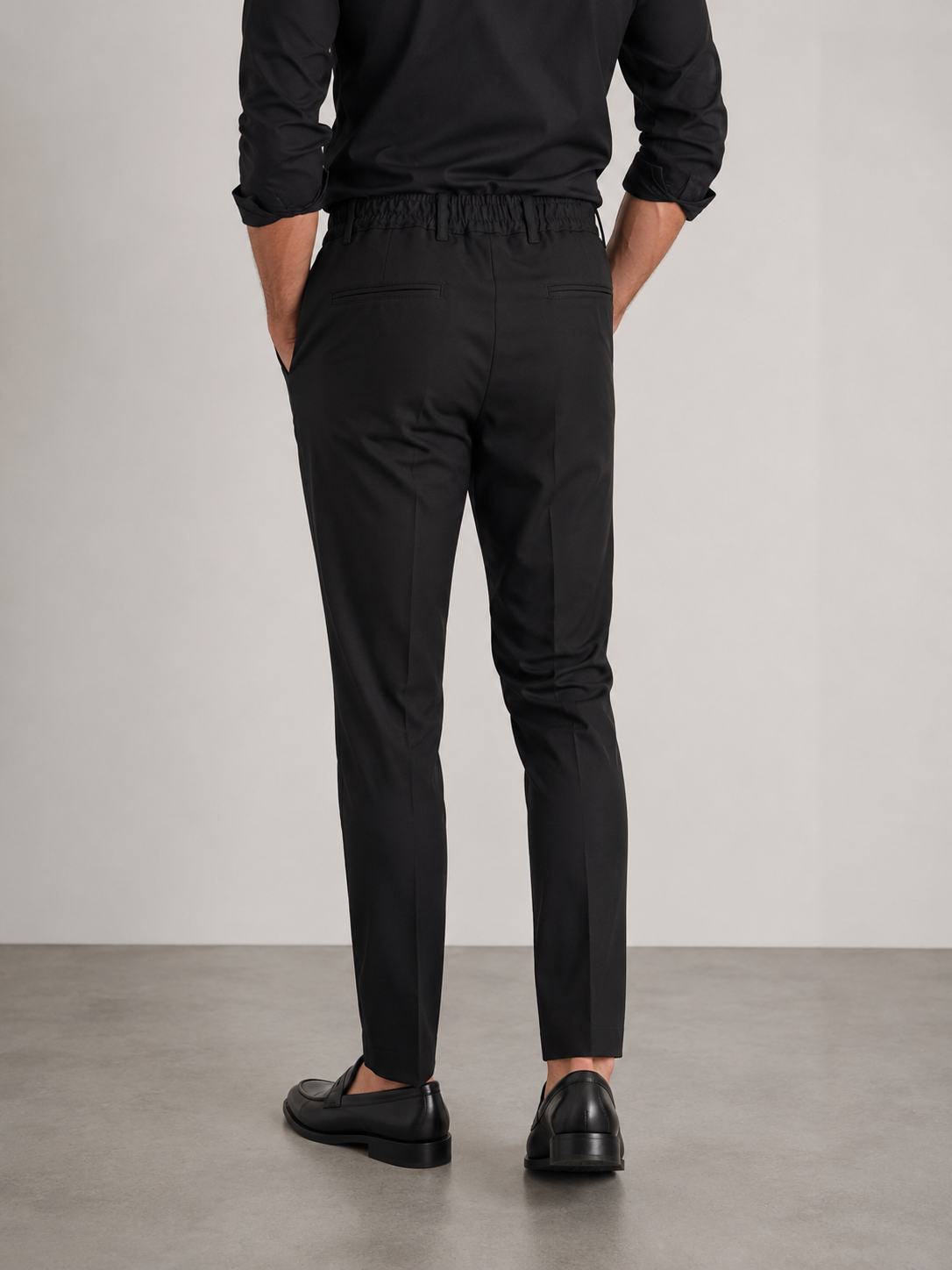 Pantalone uomo estivo poly viscosa colore nero  Made in Italy - vista posteriore completa - indossato da modello.