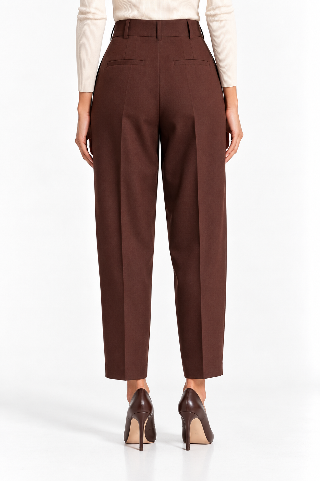 Pantalone donna sartoriale 026 color cioccolato indossato, vista posteriore con finte tasche a filetto.