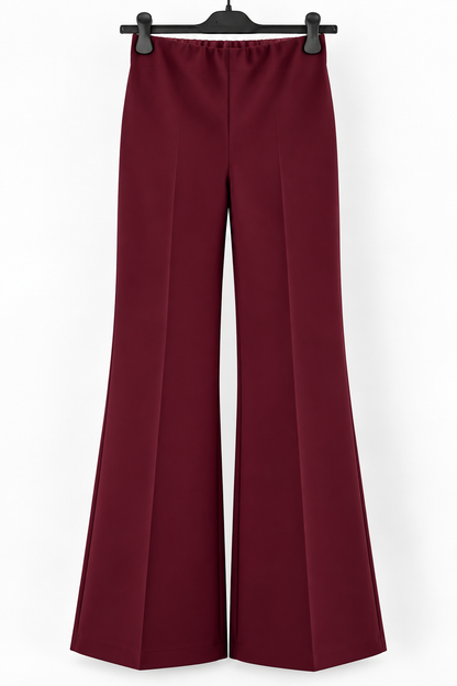 Pantalone donna a zampa in punto Milano appeso, colore bordeaux vista frontale con pieghe lungo le gambe