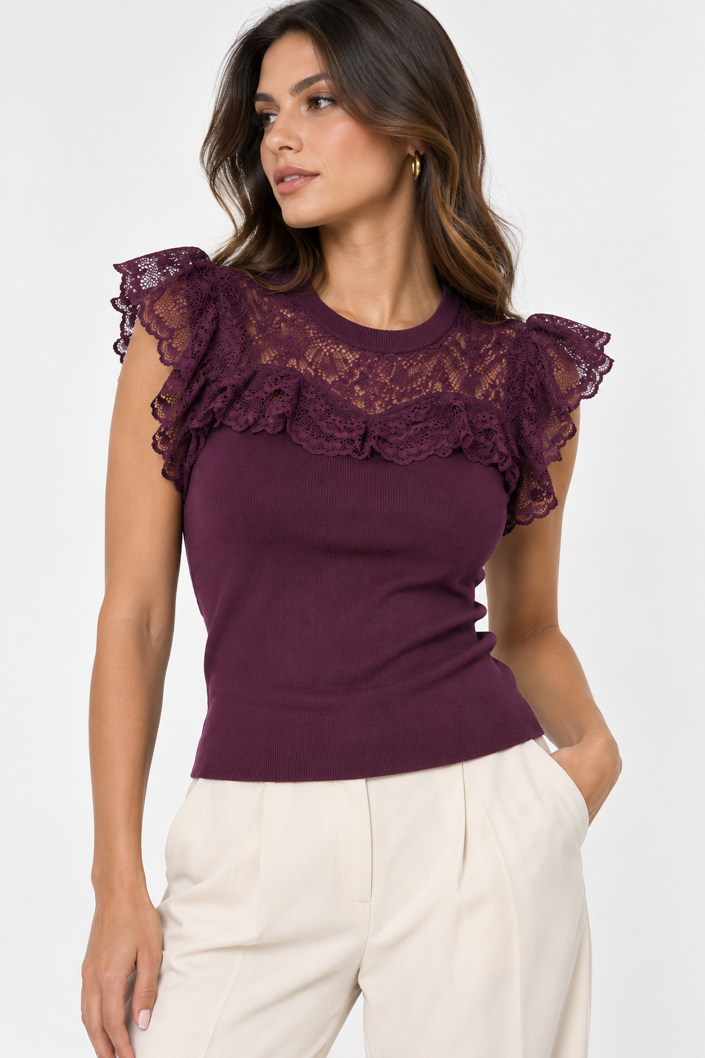Top donna bordeaux in tessuto elasticizzato con pizzo traforato sul décolleté e maniche corte con volant, indossato con pantalone chiaro