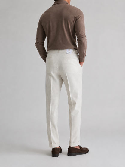 Pantalone uomo MES in lino e viscosa colore panna, vestibilità regolare, Made in Italy – Frarò vista posteriore indossato da modello 