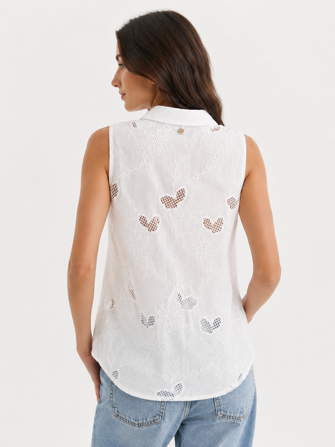 Blusa donna floreale traforata magramè con collo camicia – vista posteriore indossata, Made in Italy Frarò