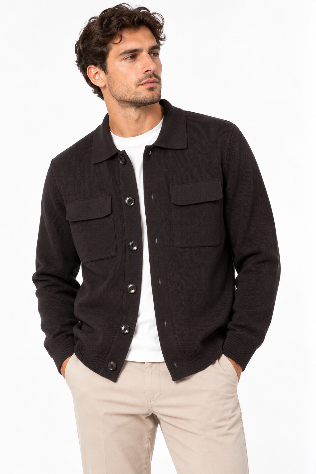 “Cardigan uomo 501 Moro cioccolato indossato, vista frontale con collo polo, bottoni e tasche sul petto”