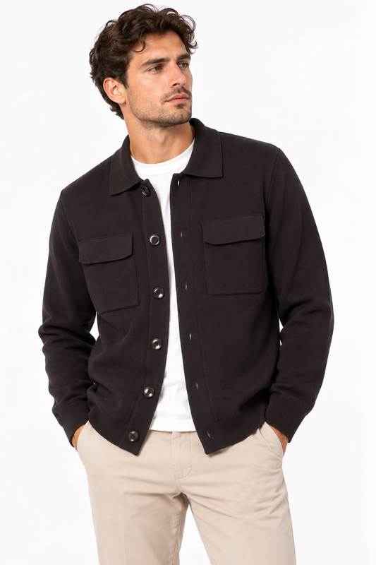 “Cardigan uomo 501 Moro cioccolato indossato, vista frontale con collo polo, bottoni e tasche sul petto”