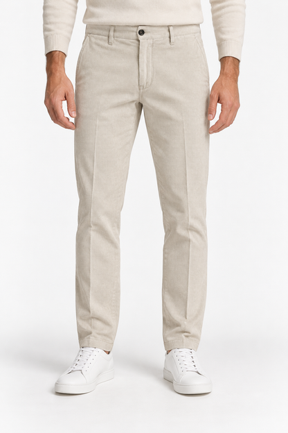 Pantalone uomo in fustagna spigata beige chiaro, vista frontale indossato con tasche laterali e passanti per cintura.