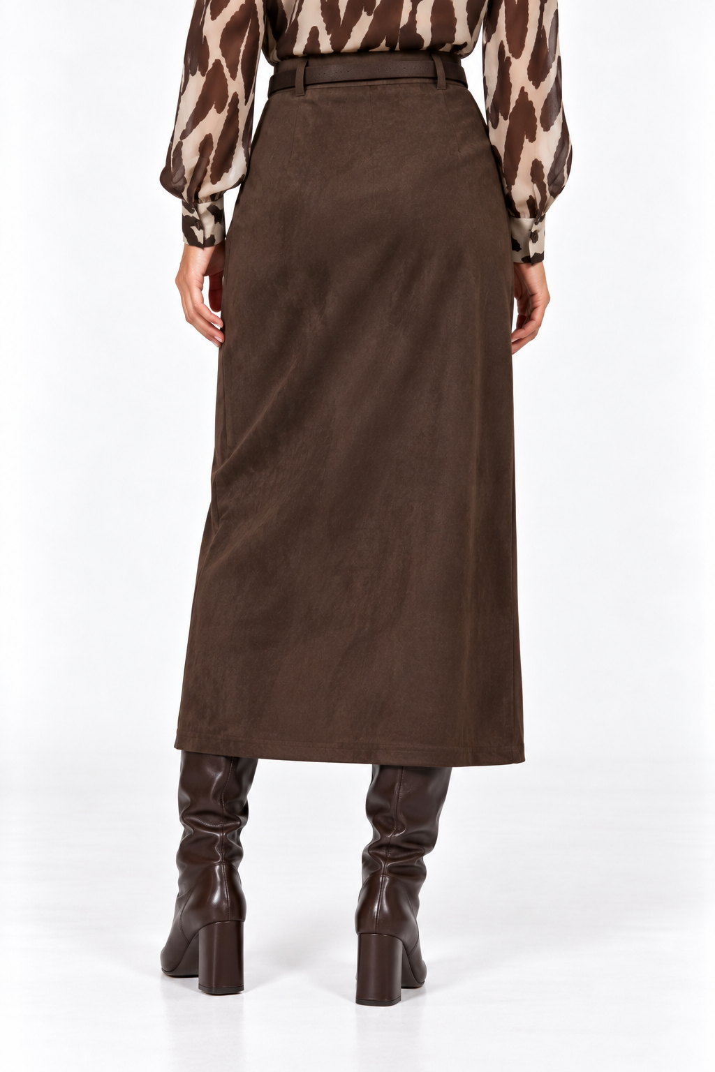 Vista posteriore della gonna midi donna Bau Tiffosi color cioccolato indossata, con linea dritta e lunghezza sotto il ginocchio