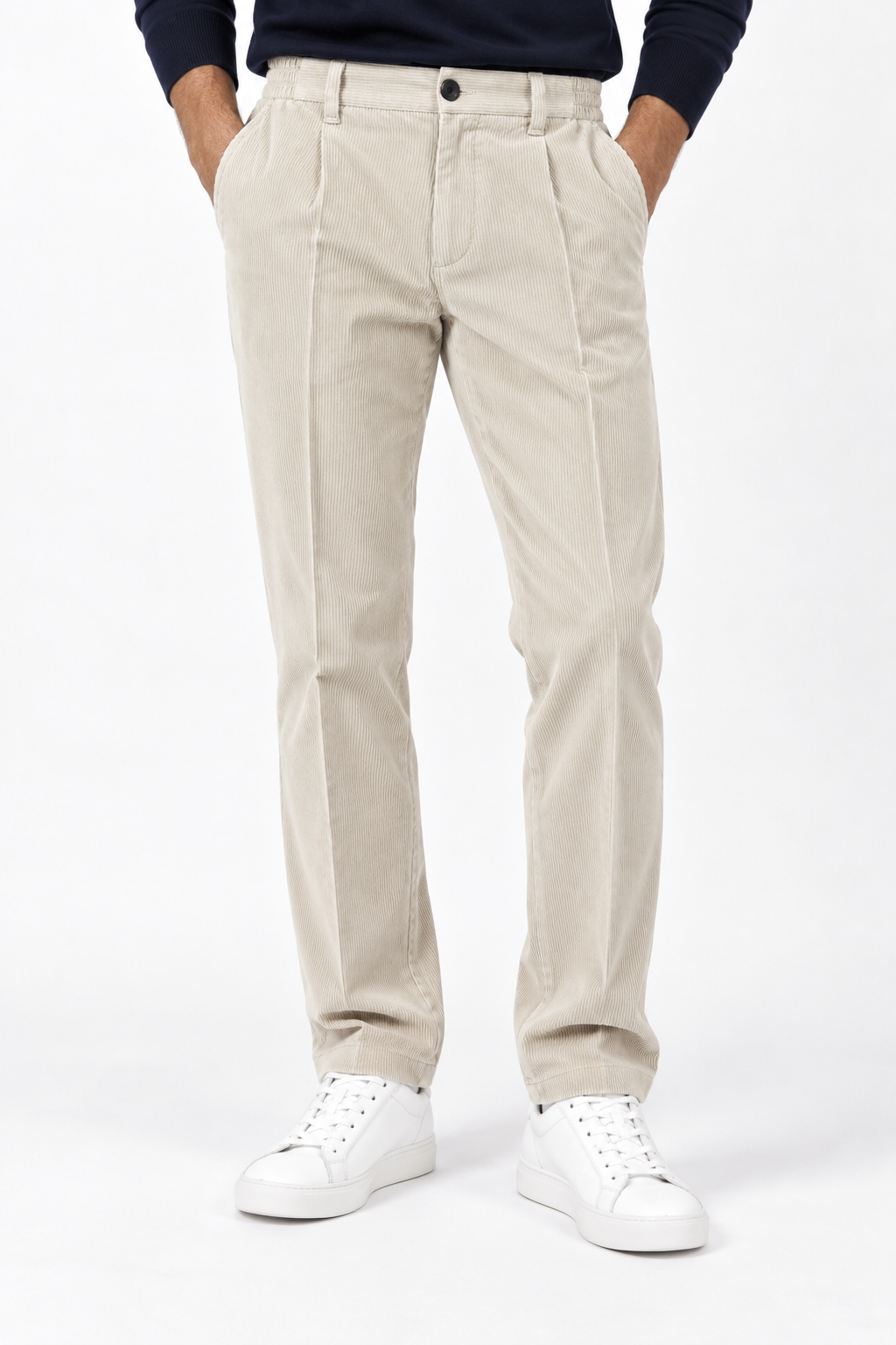 Pantalone uomo Moro 2586 in velluto a coste beige indossato, vista frontale con pince e tasche laterali.