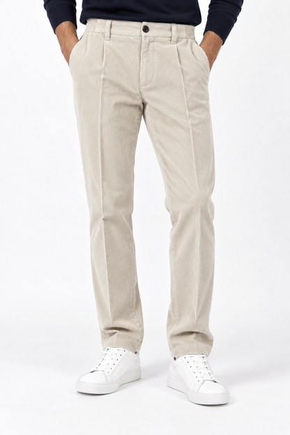 Pantalone uomo Moro 2586 in velluto a coste beige indossato, vista frontale con pince e tasche laterali.
