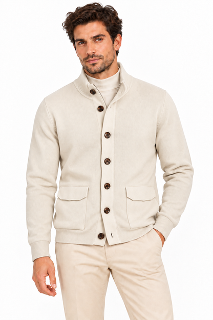 Cardigan uomo Moro 500 color burro indossato frontalmente, con collo coreano, bottoni e tasche con pattina.
