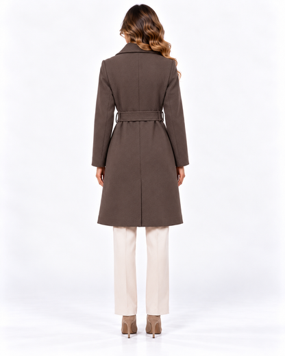 Cappotto Curtis Tiffosi marrone indossato, vista posteriore con cintura e spacco centrale.