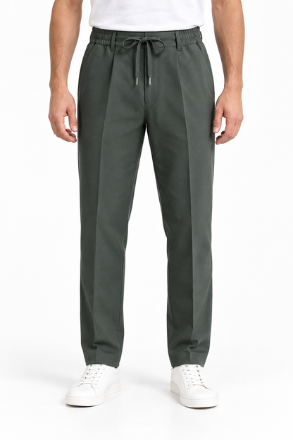 Pantalone uomo punto Milano verde scuro, indossato frontalmente, con elastico in vita e laccetto.
