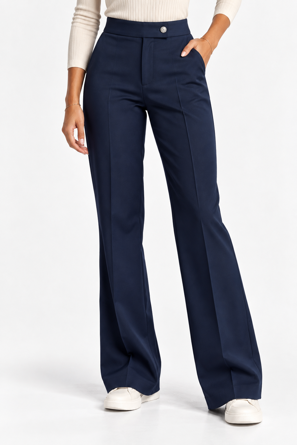 Pantalone donna a zampa 2958 blu scuro indossato, vista frontale con piega centrale e sneaker bianche.