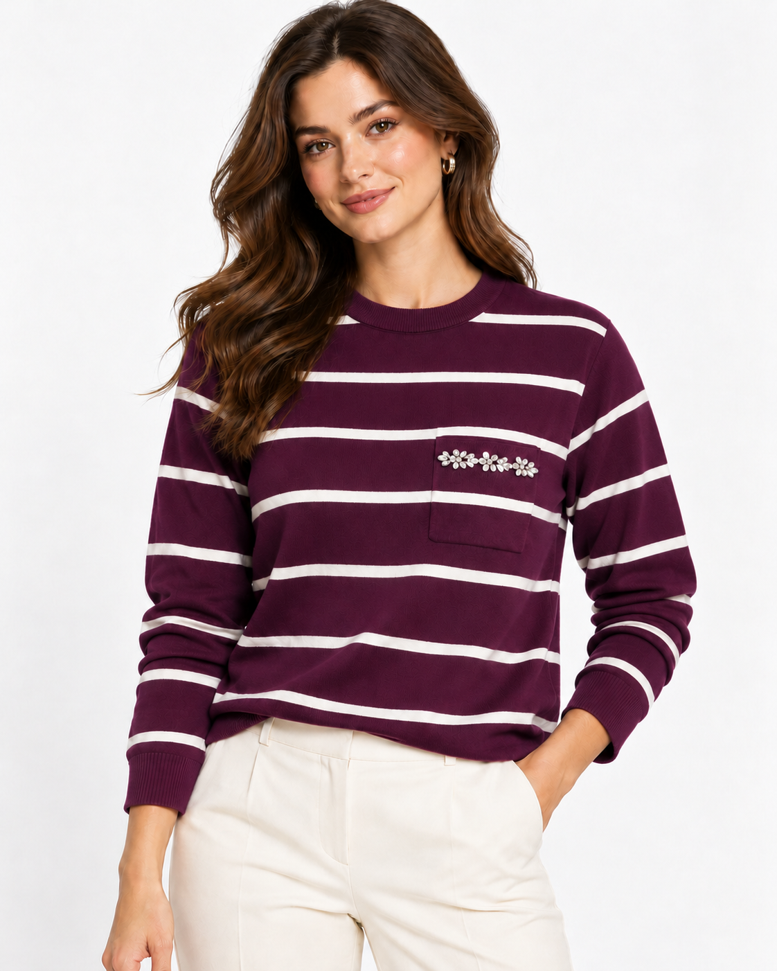 Maglia donna 458 bordeaux a righe chiare, vista frontale indossata con taschino e decorazione floreale luminosa.