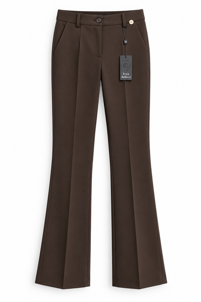 Pantalone donna a zampa Erica Bellucci color cioccolato, vista frontale con pieghe, tasche e cartellino.
